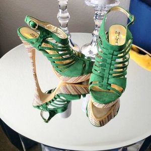 2LipsToo Green Sandal, Size 8
